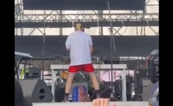 В МИД РФ отреагировали на выходку грузинского &laquo;психа&raquo;, помочившегося на сцене на российский триколор