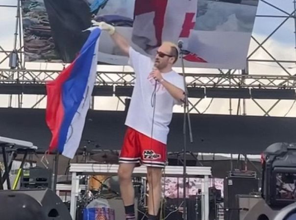 В МИД РФ отреагировали на выходку грузинского &laquo;психа&raquo;, помочившегося на сцене на российский триколор