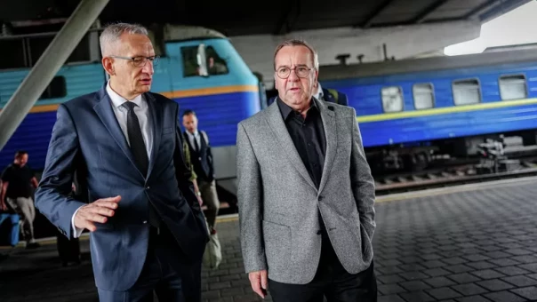 Глава Минобороны ФРГ прибыл в Киев обсудить продолжение военной помощи