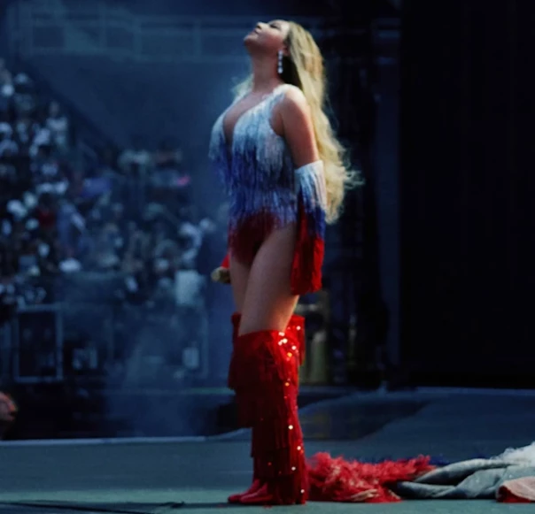 &laquo;Мы русские, с нами Beyonce!&raquo; &mdash; знаменитая певица из США выступила на концерте в &laquo;российском триколоре&raquo;