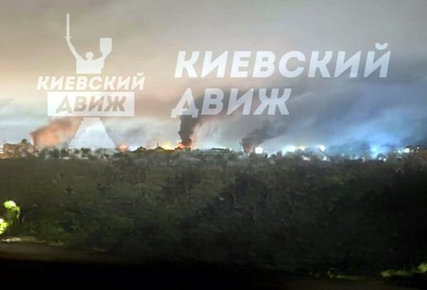Над Киевом поднимается дым после массированной атаки
