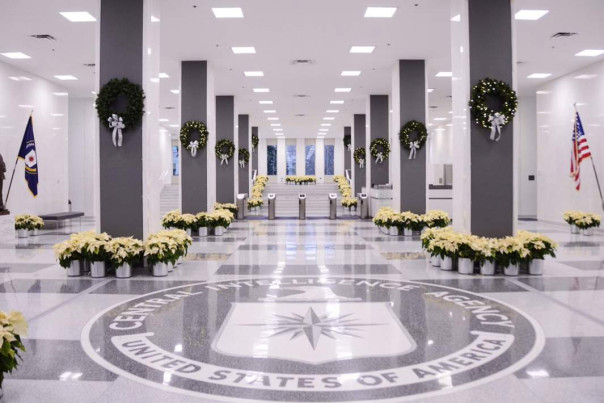 С широко закрытыми глазами: экс-глав ЦРУ и ФБР в США обвинили во лжи