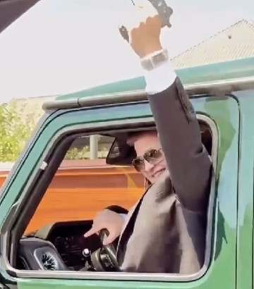 Сына Рамзана Кадырова заметили с золотым пистолетом и часами за два миллиарда рублей.