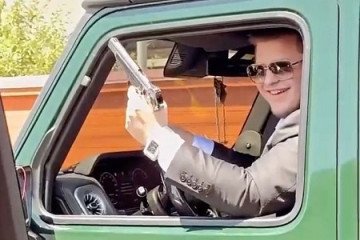 Сына Рамзана Кадырова заметили с золотым пистолетом и часами за два миллиарда рублей.