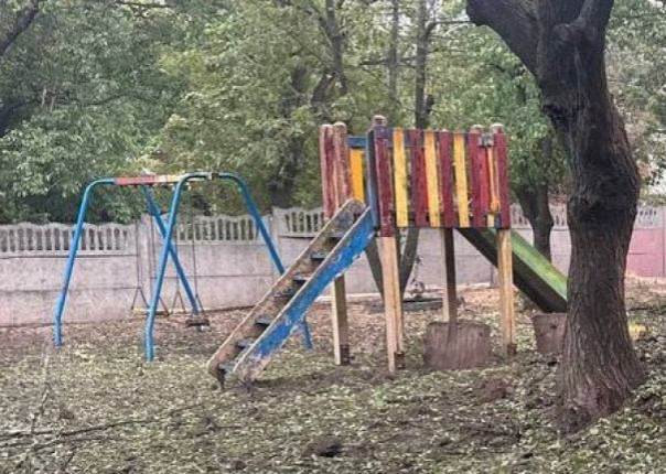 ВСУ обстреляли детей на игровой площадке в Запорожской области, ранены двое детей: 7 и 9 лет.
