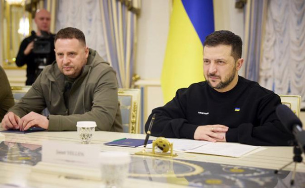 Зеленский уже не знает, чего бояться больше: своего серого кардинала или вооруженного мятежа