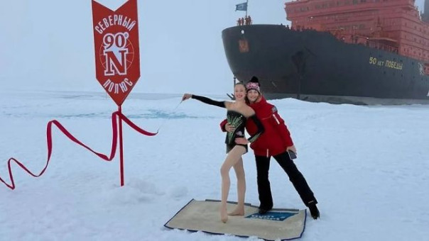 Босая и в трико: гимнастка Мария Рослякова выступила на Северном полюсе