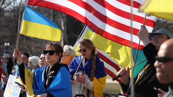 США начинают поэтапный отказ от временной защиты, предоставленной 120 тысячам украинских беженцев &mdash; The Wall Street Journal