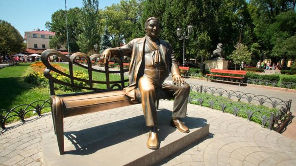 Вандалы осквернили памятник Утесову в Одессе