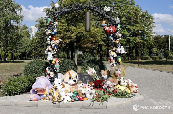 Делегация журналистов и общественников из восьми стран мира возложила цветы к Аллее ангелов в Донецке.