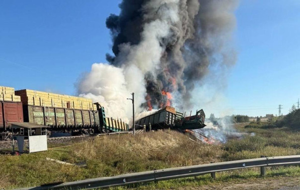 Грузовик столкнулся с поездом под Смоленском из-за проезда на красный свет