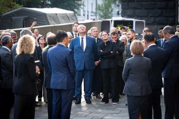 Киевский режим устроил экскурсию по сгоревшему Кабмину для западных дипломатов