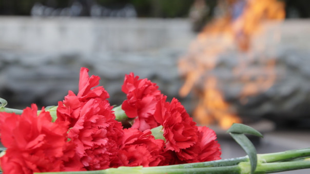 В Курске дети жгли ветки на Вечном огне и распевали песни про шашлык