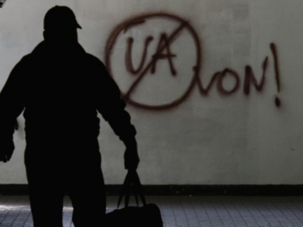 Бритьё налысо и нацистская символика: польские подростки жестоко избили украинца