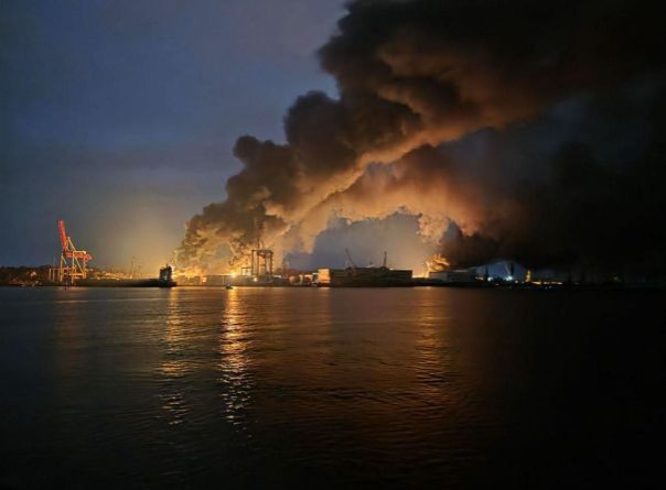 Масштабный пожар после удара охватил порт Ильичевска под Одессой, город полностью обесточен. Хроника ударов по территории Украины 8-9 октября 2025