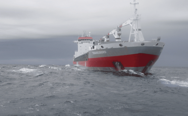 На Севморпуть страны Запада пригнали эстонский ледокол: сухогруз сидит на мели более месяца