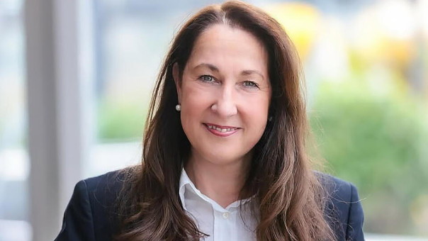 Преступники изрезали мэра города в Германии посреди улицы