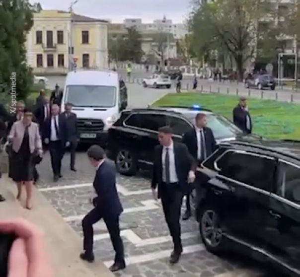 Президент Румынии скрылся от протестующих под крики «убирайся на Украину»