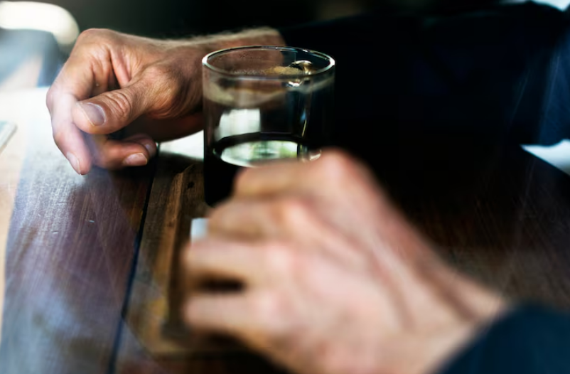 Вывод из запоя: как помочь себе или близкому выбраться из алкогольной ловушки