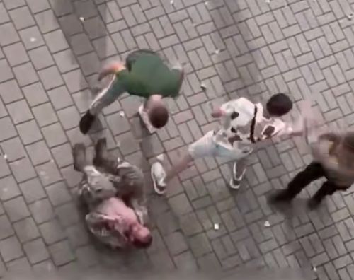 Толпа обезумевших мигрантов до полусмерти избили ветерана СВО за нашивку на его форме