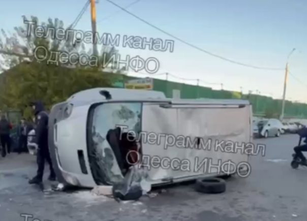 В Одессе местные избили сотрудников ТЦК и перевернули их &laquo;бусик&raquo;