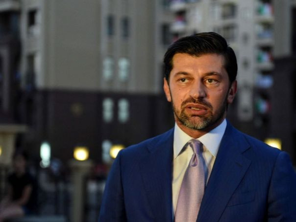 В Тбилиси прозападные русофобы жгут флаги России и баррикады в день местных выборов, на которых побеждает правящая "пророссийская" партия