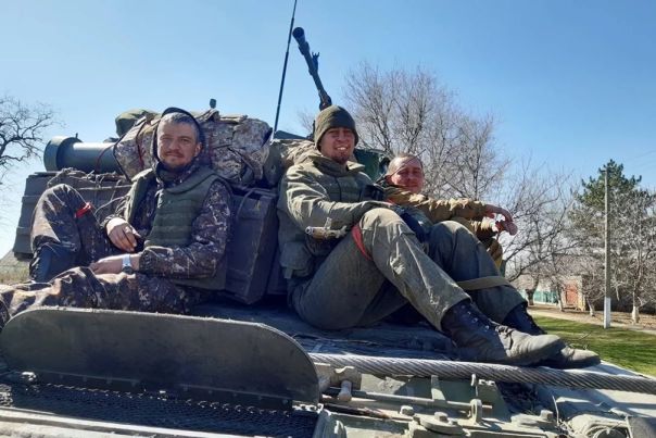 За тех, кто в танке. Офицер спас жизни бойцам трюком с переодеванием