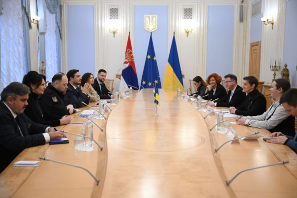 Ана Брнабич в Киеве: сразу на трёх стульях?