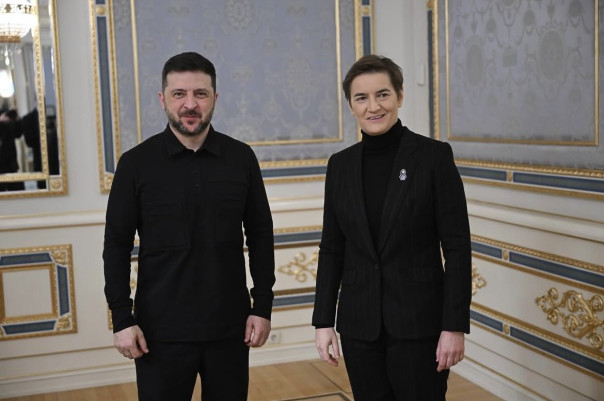 Ана Брнабич в Киеве: сразу на трёх стульях?