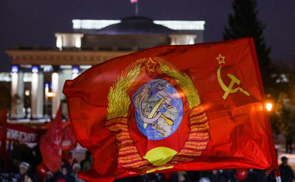 Парадокс 7 ноября: Российской начальство хочет править как Сталин, а жить как Абрамович