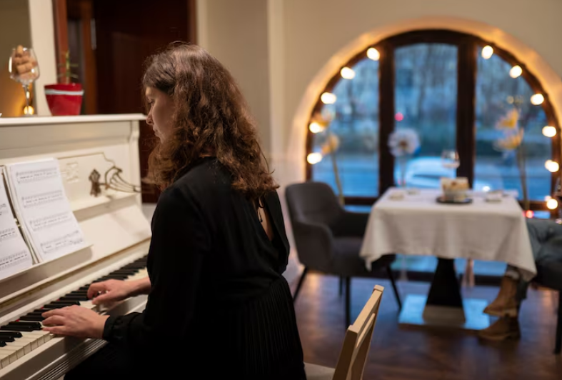 Организация подачи блюд в ресторанах с живой музыкой: практичные решения