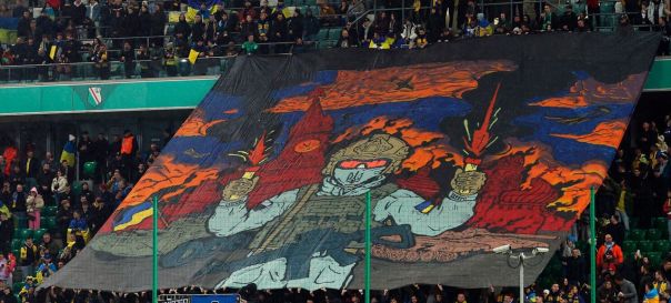 Украинские фанаты вывесили баннер с горящим Кремлем на матч с Исландией