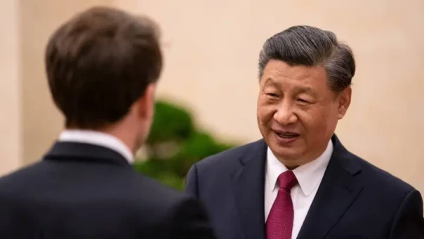 «Крепенько выпил?»: в Сети обсуждают кадры прилета Эмманюэля Макрона в Китай