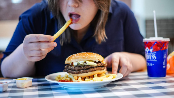 Сами с усами: от фастфуда у школьниц растут волосы на лице