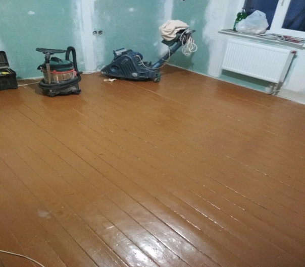 Бабушка красила полы в коричневый цвет каждую весну. Я думал &mdash; традиция. Оказалось, наши предки были хитрее, чем мы думаем