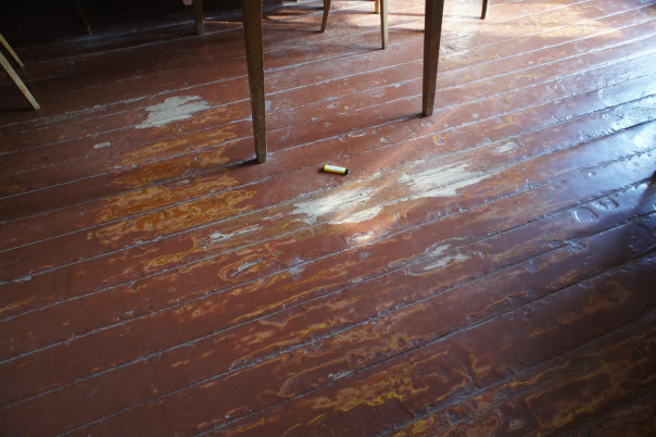 Бабушка красила полы в коричневый цвет каждую весну. Я думал &mdash; традиция. Оказалось, наши предки были хитрее, чем мы думаем