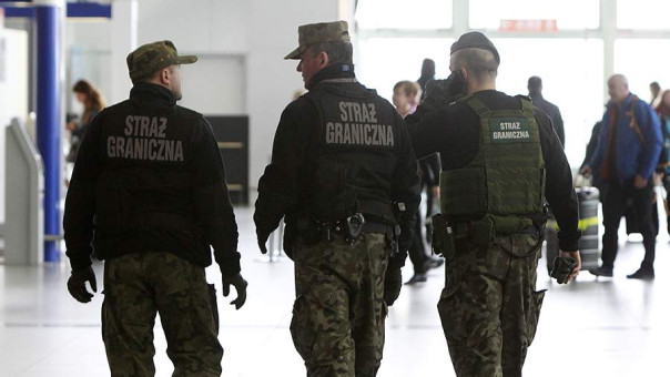 В Варшаве не пустили на рейс украинку с надписью &laquo;Бомба&raquo; на лбу