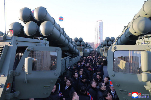 Ким Чен Ын проехал за рулем новой крупнокалиберной РСЗО