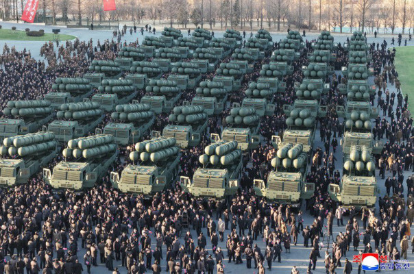 Ким Чен Ын проехал за рулем новой крупнокалиберной РСЗО