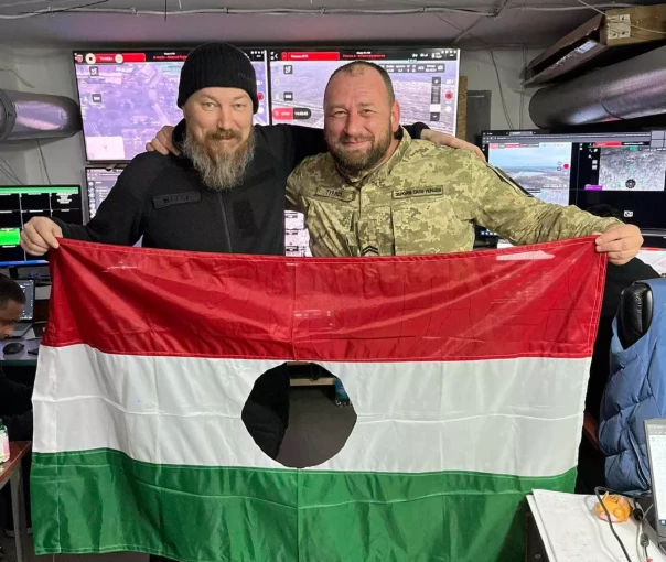 Посол Украины сфотографировался с продырявленным флагом Венгрии