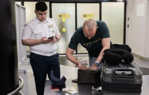 Путин запретил вывозить из РФ в ЕАЭС свыше $100 тыс. наличными