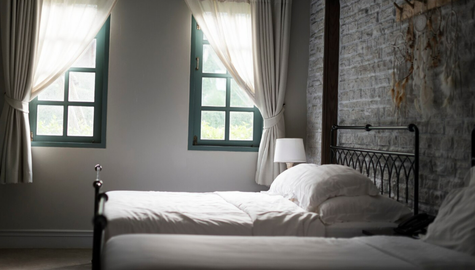 Металлические кровати для рабочих: особенности сборки и удобство перевозки