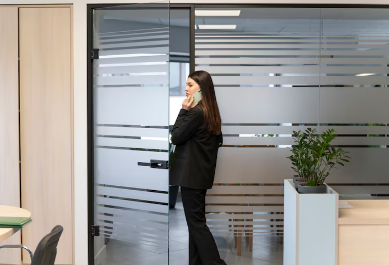 Офисные перегородки: комфорт, функциональность и стиль в современном рабочем пространстве