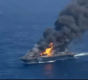 Sohu: Авианосец США Abraham Lincoln с пробитой палубой в клубах черного дыма покинул район развертывания