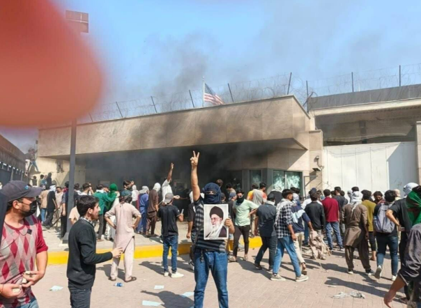 Толпа с огнем штурмует консульство США в Карачи, морпехи открыли огонь