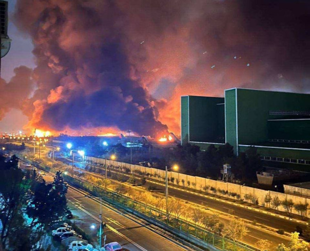 В Международном аэропорту Мехрабад в Тегеране после авиаударов Израиля и США произошел мощный пожар.