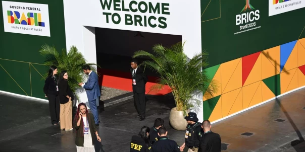 Вызов господству доллара: теперь и Киргизия хочет перейти на Brics Pay