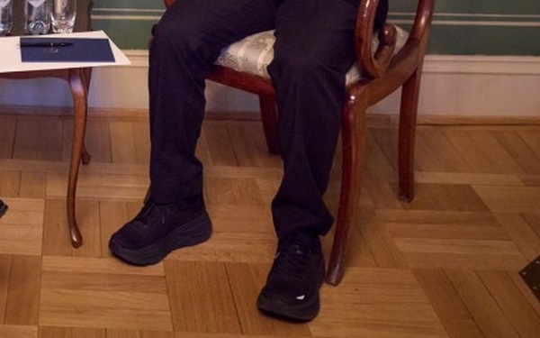 &laquo;Как же вырос наш президент!&raquo; В Сети высмеяли нелепые попытки Зеленского скрыть свой рост