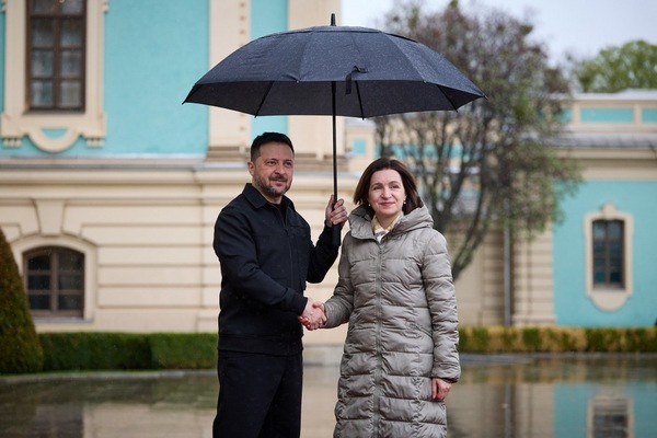 &laquo;Как же вырос наш президент!&raquo; В Сети высмеяли нелепые попытки Зеленского скрыть свой рост