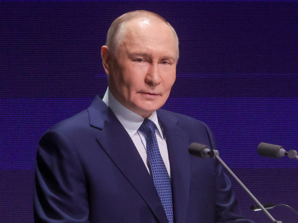 Путину показали чемодан Жириновского